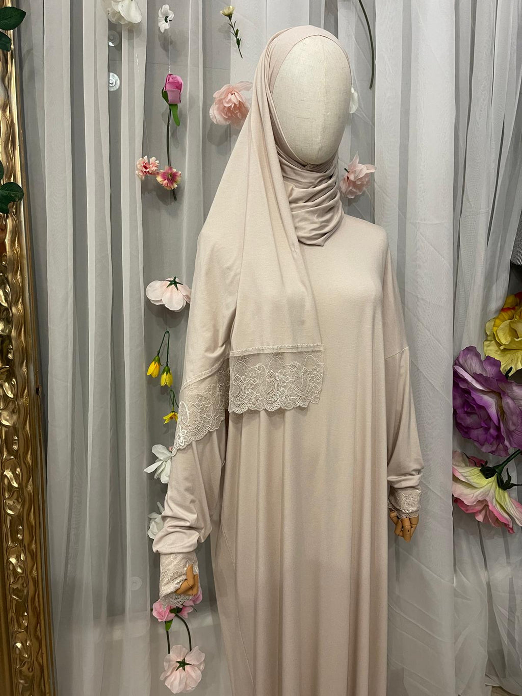 Gebetskleid mit Spitze