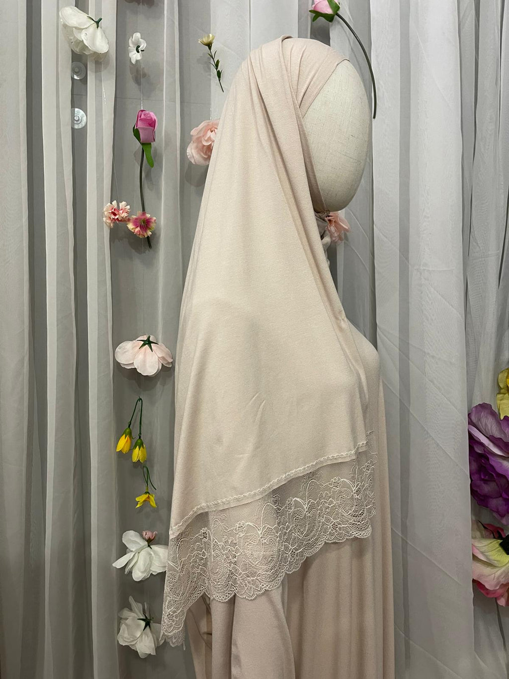 Gebetskleid mit Spitze