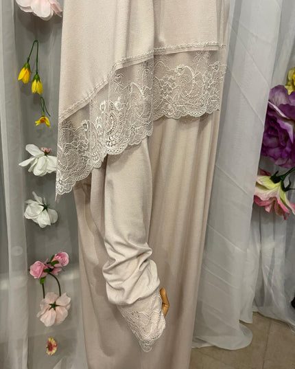 Gebetskleid mit Spitze