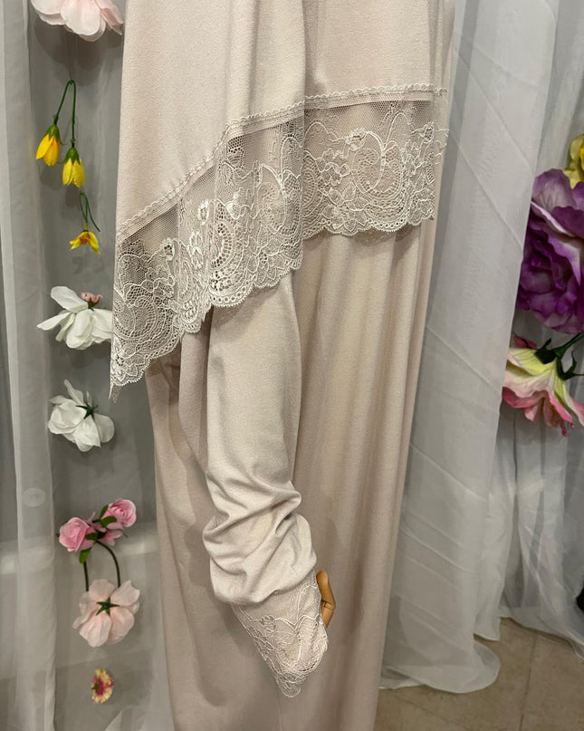 Gebetskleid mit Spitze