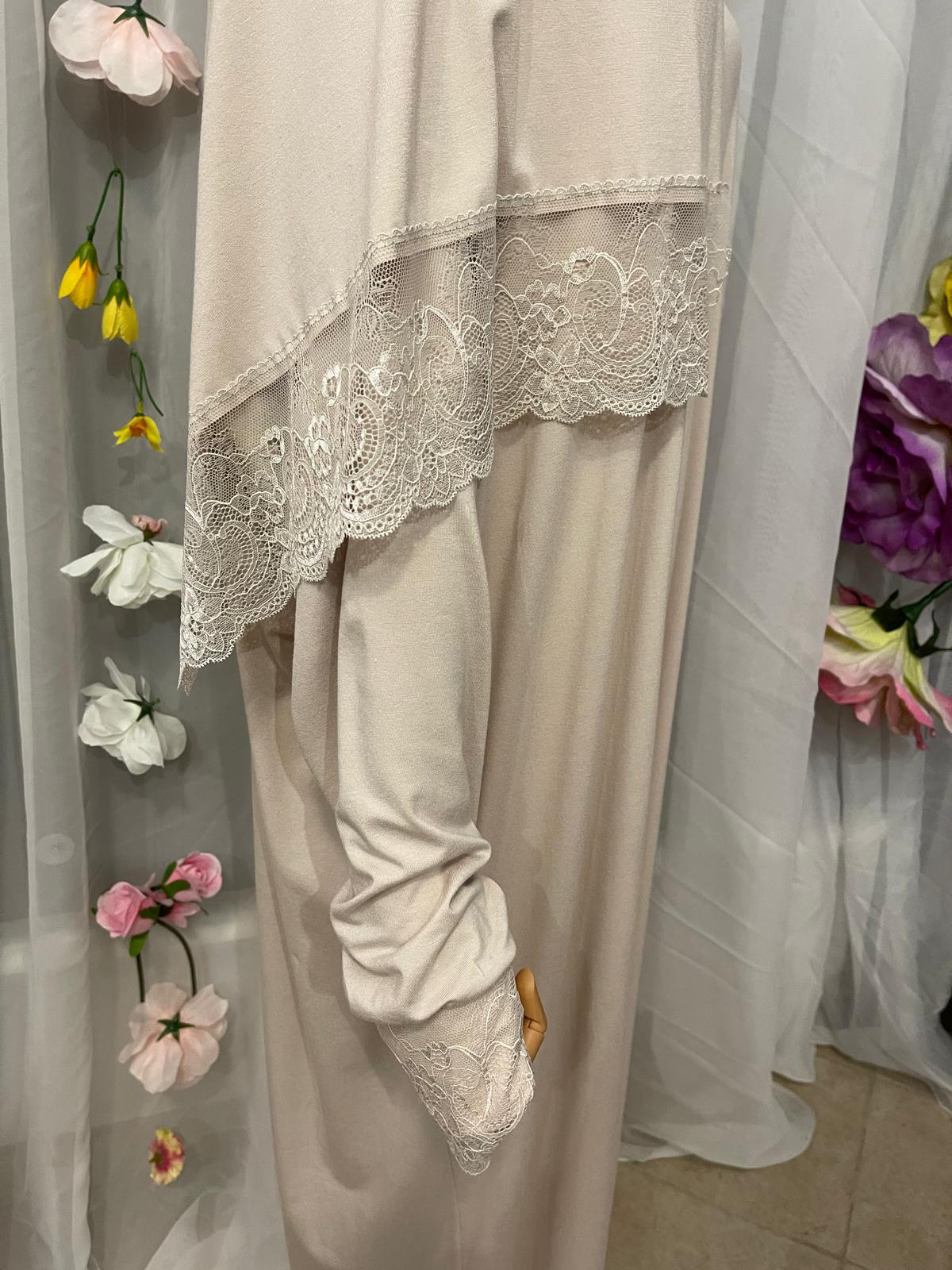 Gebetskleid mit Spitze