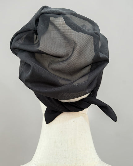 Black mesh AIR bonnet from awra.at with jersey cotton front and tie detail, lightweight and breathable for everyday wear.